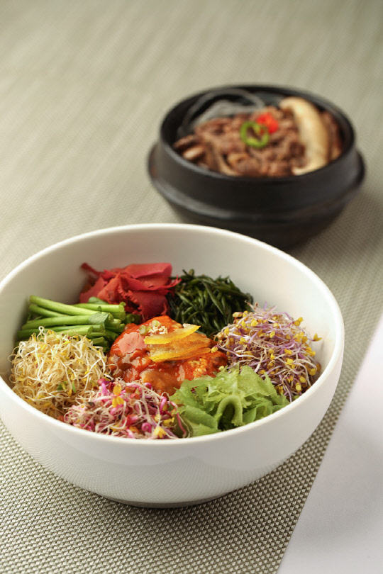 그랜드 앰배서더 서울의 인터내셔널 다이닝 레스토랑 카페 드셰프가 5월 31일까지 '건강한 봄을 선사할 봄 한식 4선'을 선보인다. 이번 메뉴는 신선한 제철 재료를 사용해 봄철 입맛을 되살려 줌은 물론 겨우내 움츠려 있던 몸과 마음에 기운을 북돋는데 주안점을 뒀다. 그랜드 앰배서더 서울 제공